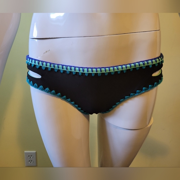 Jessica Simpson Blanket Stitch Bikini, Fair Used Condition, See Measurements - Picture 3 of 15